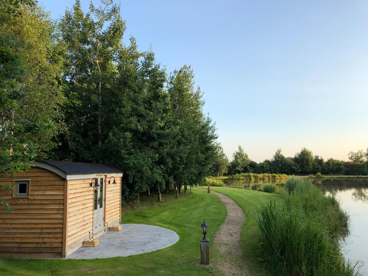 Luxury Shepherds Hut - The Sweet Pea By The Lake York Exteriör bild