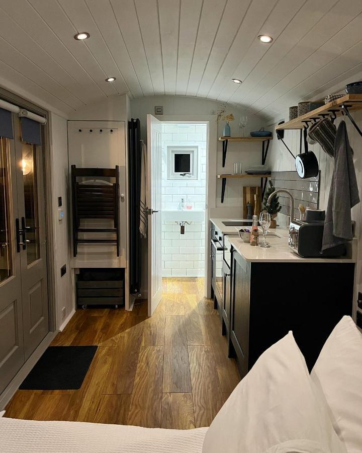 Luxury Shepherds Hut - The Sweet Pea By The Lake York Exteriör bild
