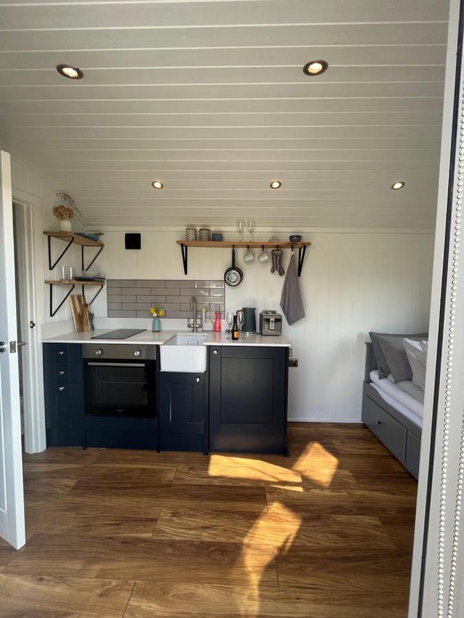 Luxury Shepherds Hut - The Sweet Pea By The Lake York Exteriör bild