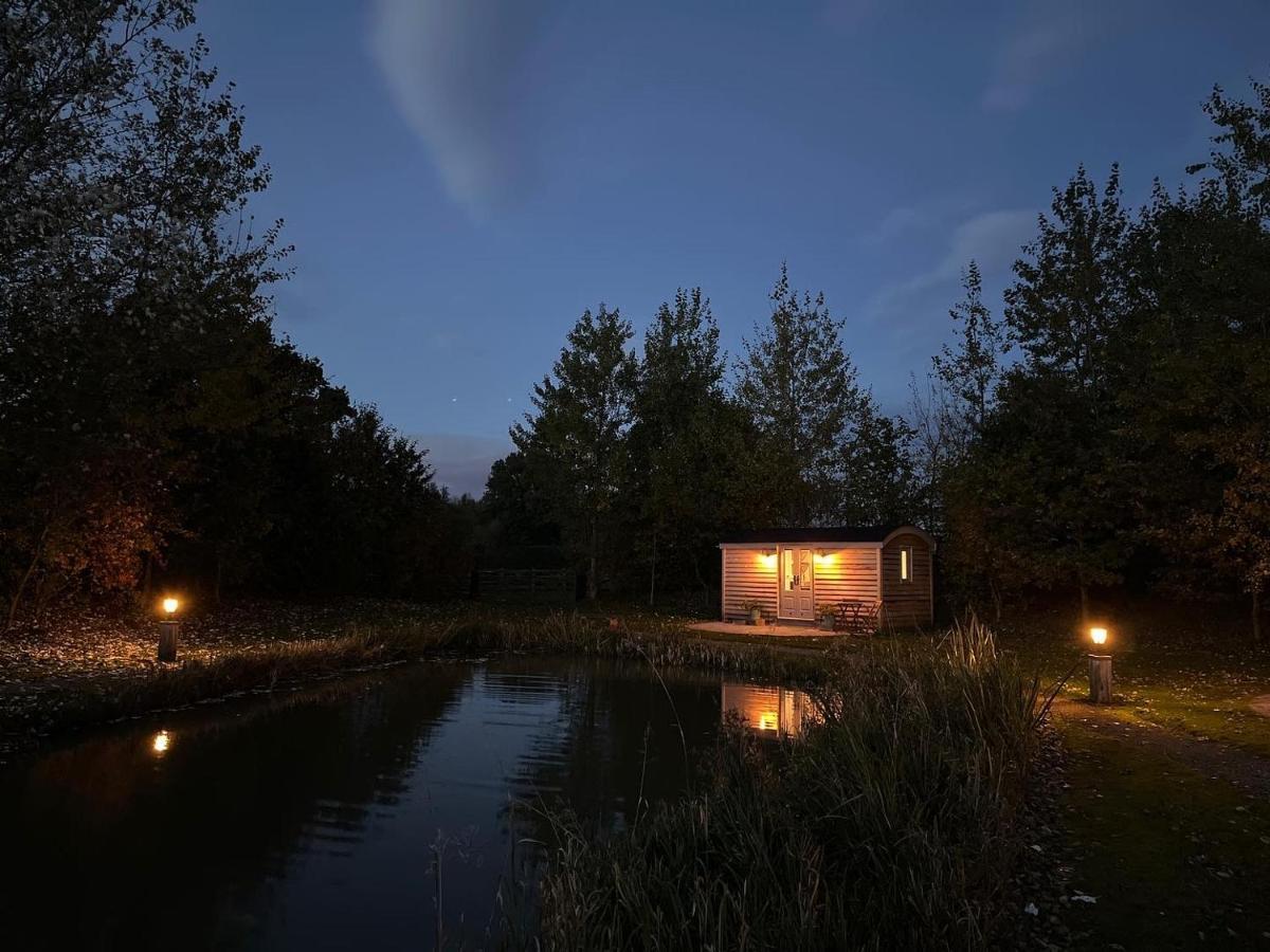 Luxury Shepherds Hut - The Sweet Pea By The Lake York Exteriör bild