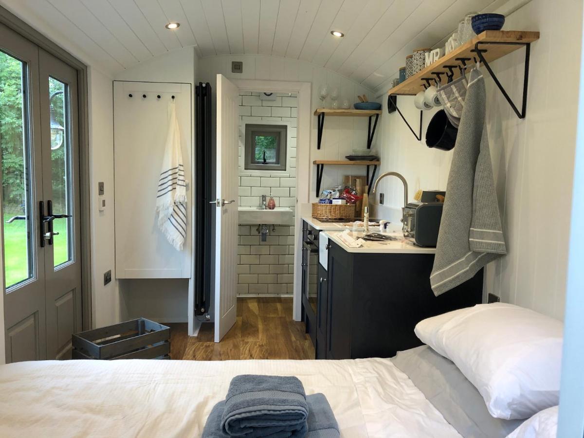 Luxury Shepherds Hut - The Sweet Pea By The Lake York Exteriör bild