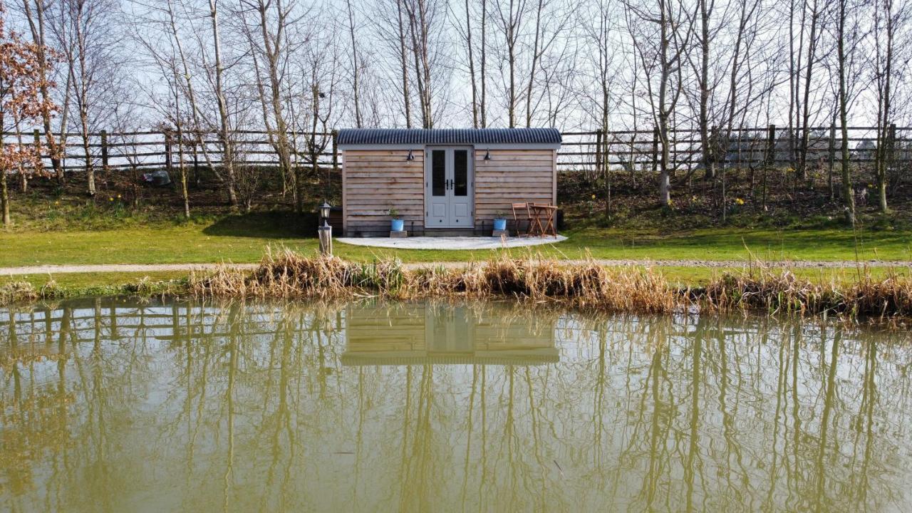 Luxury Shepherds Hut - The Sweet Pea By The Lake York Exteriör bild