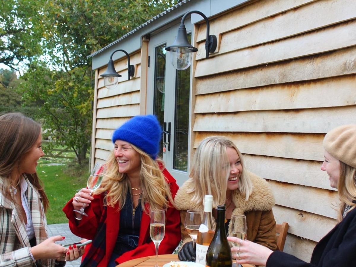Luxury Shepherds Hut - The Sweet Pea By The Lake York Exteriör bild