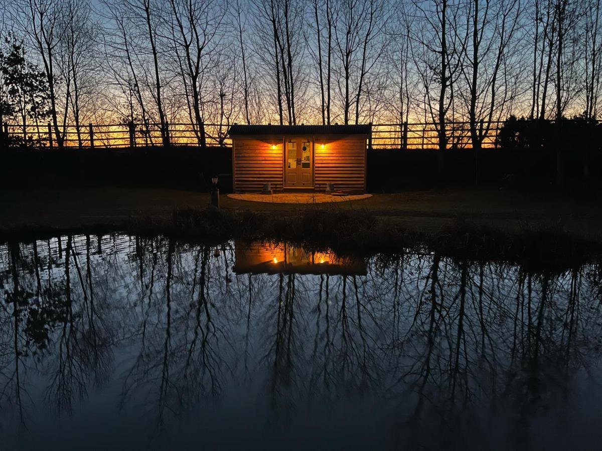 Luxury Shepherds Hut - The Sweet Pea By The Lake York Exteriör bild