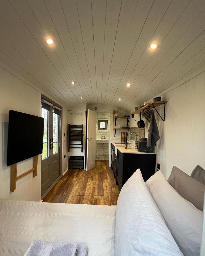 Luxury Shepherds Hut - The Sweet Pea By The Lake York Exteriör bild