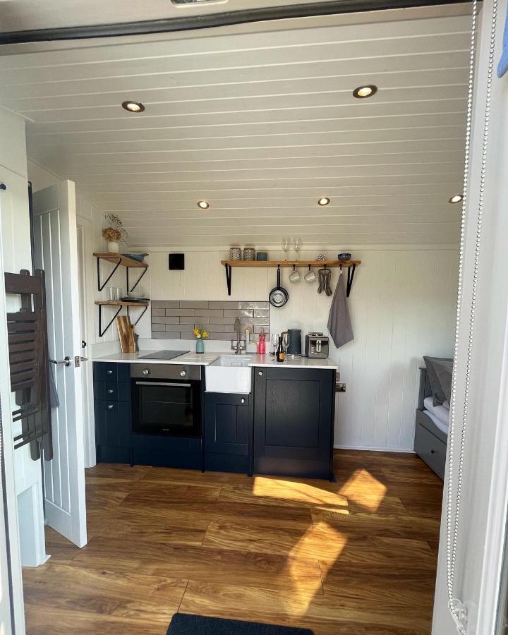 Luxury Shepherds Hut - The Sweet Pea By The Lake York Exteriör bild