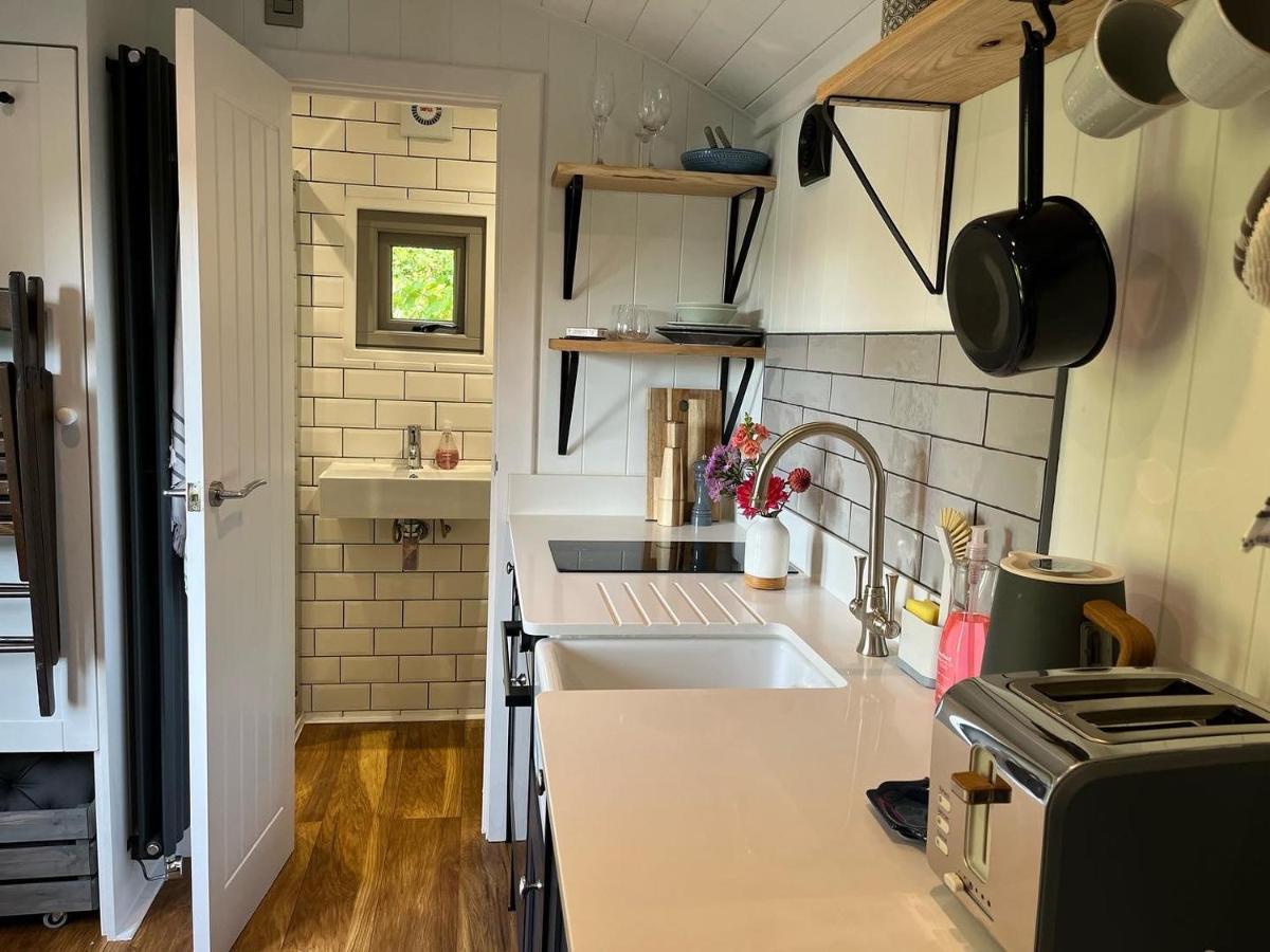 Luxury Shepherds Hut - The Sweet Pea By The Lake York Exteriör bild
